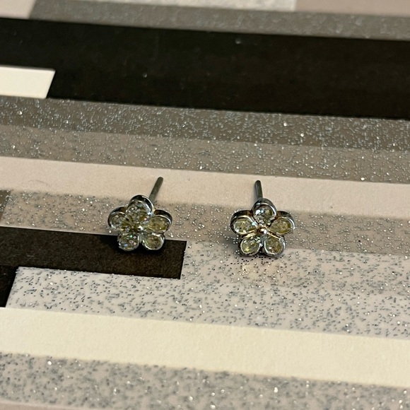 Y2K flower earrings 🖤 - Picture 4 of 6